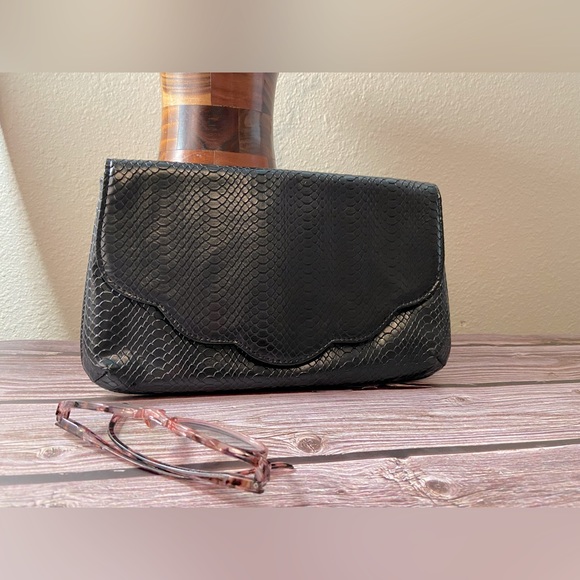 Vintage Faux Snake Skin Clutch in Black- Never Used - Picture 3 of 9